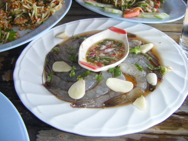 [b][center]และกุ้งแช่น้ำปลา แช่น้ำปลาจริงๆด้วย :umh: :umh: :umh: :umh: :umh: