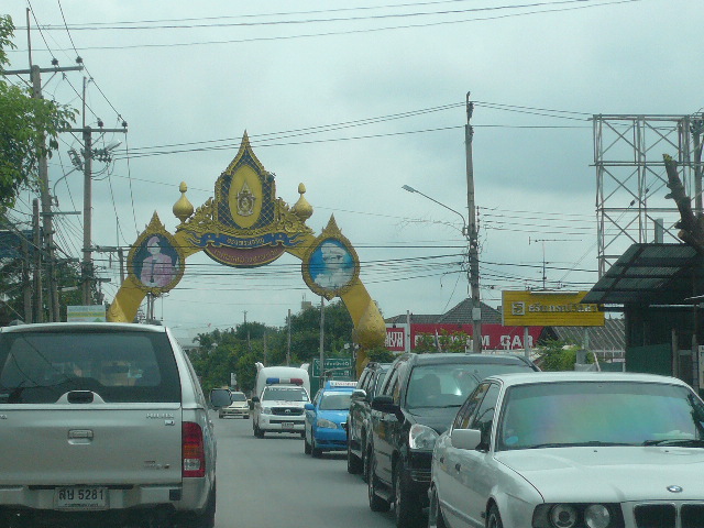 ระวังทางรถไฟด้วยนะ....ขับตามทางไปเรื่อยๆ