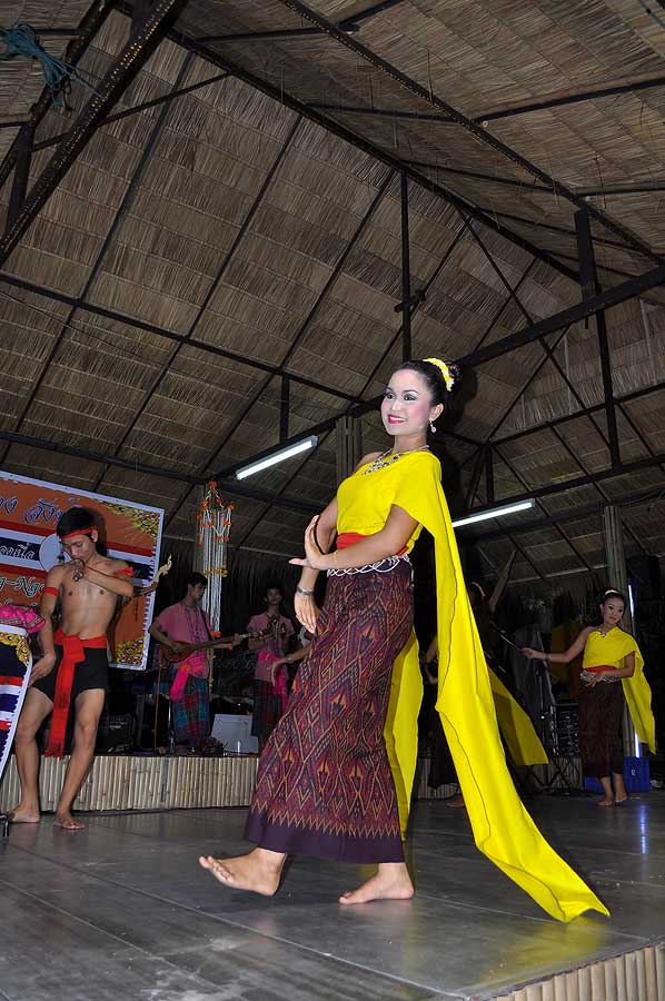 ในงานมีการแสดง ของน้องๆ วงโปงลางด้
