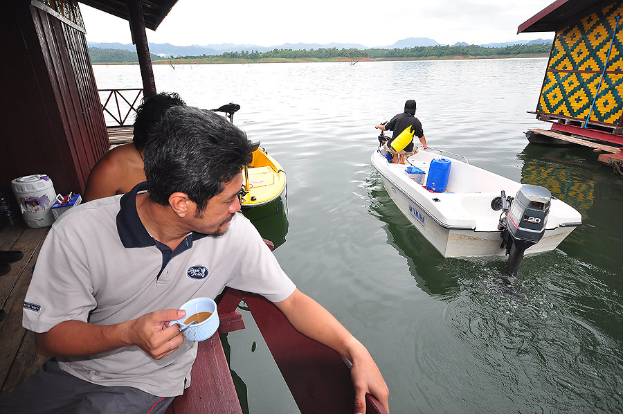 อ้าว.....นั่นน้าใหญ่รีบออกเรือไปไหนอ่ะ รอพวกจิบกาแฟเสร็จก่อนดิค่อยออกไปพร้อมกัน :grin: :grin: :grin:
