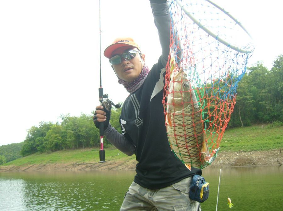  :grin:

ตีเหยื่อผิวน้ำอยู่ดีๆ   ปลาขึ้นทางท้ายเรือครับ   :grin:

หยิบอีกคันที่ประกอบรอไว้ตีจิบ 