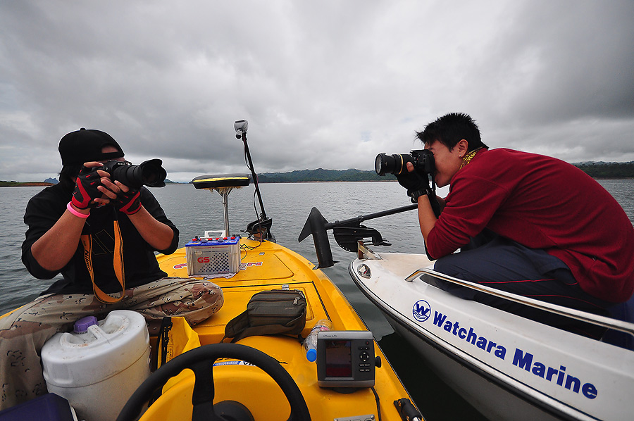 วิ่งเรือออกมาเจอคู่อริ ยิงกันกระจายเลยคร๊าบบบบ :laughing: :laughing: :laughing: