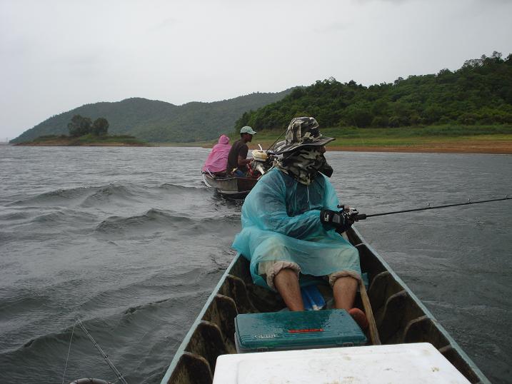 แล้วก็ลงเรือตีเลาะฝั่งไปเรือยๆ แล้วฝนก็มาพร้อมกับลมแรงขึ้นเรื่อยๆ ครับ