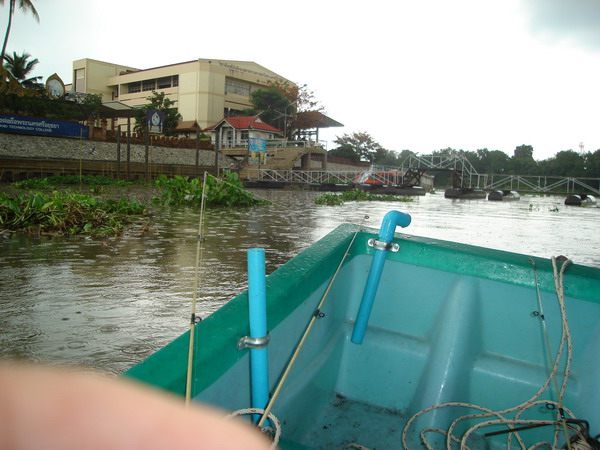 สภาพอากาศไม่ดีเลยครับ ฝนตกหนัก ผักตบเยอะมาก ต้องมาหลบหน้าแพ
ปลาก็ไม่ได้ เปียกฝน หนาวเลยต้องถอยกลับ
