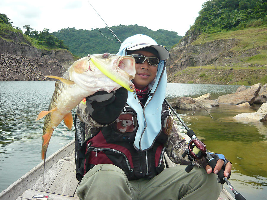 อีกใบ...กับชุดอุปกรณ์ของผม คัน FC MONSTER  NEON  เวท 8-16 LB.  ยาว 6.3 M. 
รอก SHIMANO  SCORPION XT