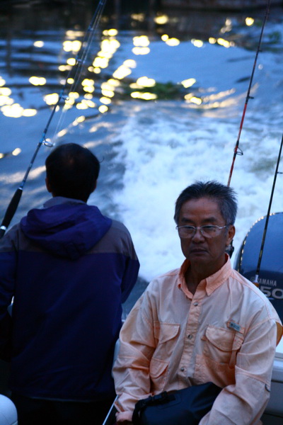 พระเอก ผมลงเรือทีไรทำหน้าแบบนี้ทู๊กทีสินะ  พักนี้มือขึ้นบ่อยใครจะซื้อตัวขึ้นเรือรับรองไม่ผิดหวัง :la