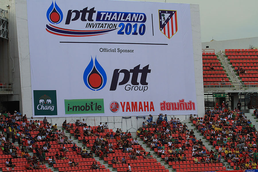 กองเชียร์ก็เข้ามากันพอสมควรครับ   :che