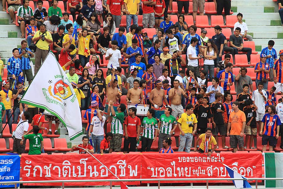 กองเชียร์กลุ่มนี้มันมากขอบอก   :cheer: :chee