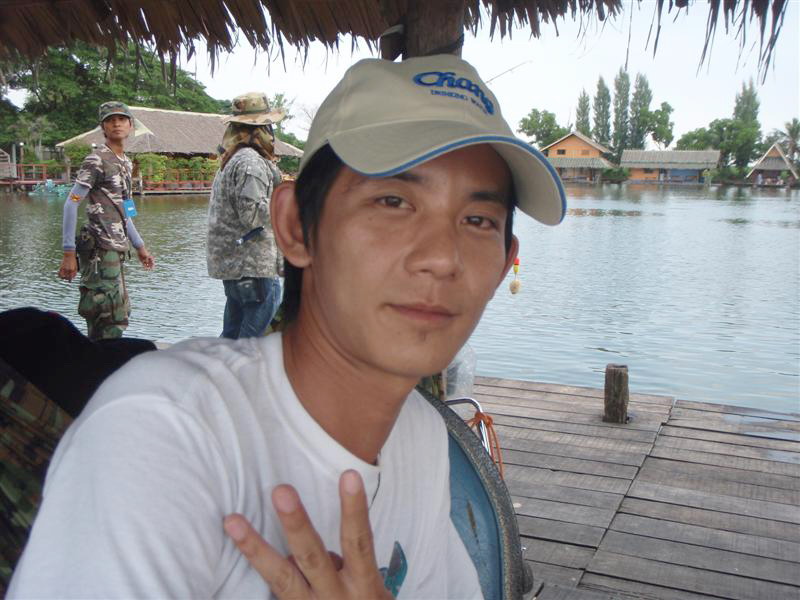 ประกาศจ้า...ใครพบเห็นอาจารย์หนุ่มหน้าตาเกือบดีถึงดีมากให้บอกด้วยว่าทาง ผอ.โรงเรียนให้กลับไปสอนด่วน..