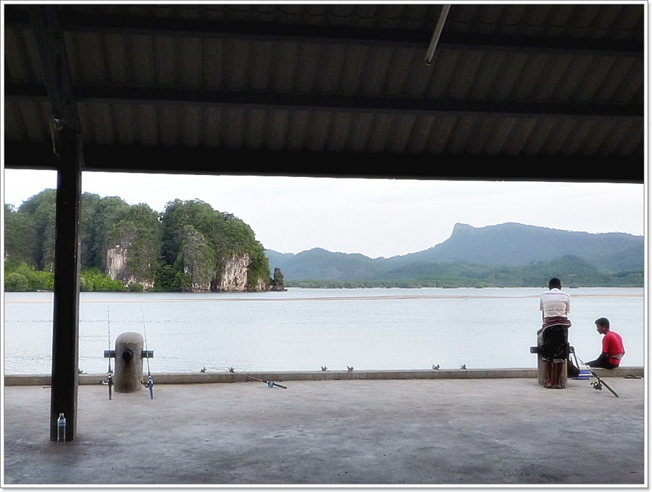 ช่วงบ่าย 2 น้ำเริ่มขึ้น...เพื่อนๆนั่งตกปลา เจ้าถิ่นทะยอยออกมานั่งเฝ้ากันบ้างแล้ว

ส่วนใหญ่พวกเค้าจ