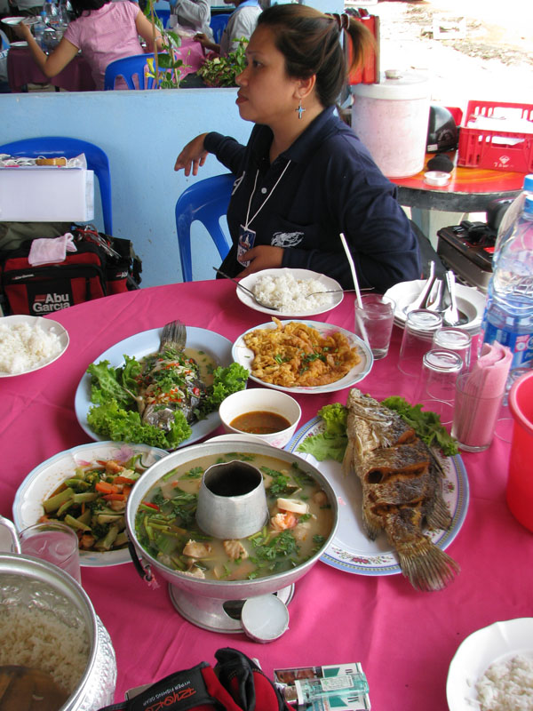 ภาพรวมๆของอาหาร มีคนเฝ้าให้ด้วย หิ