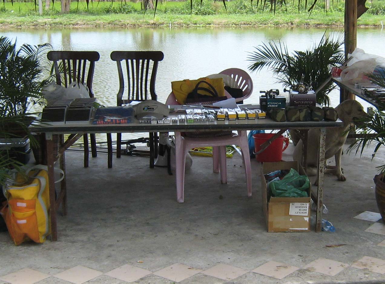 
ด้านหัวซุ้ม.......มีของรางวัลมา....จับศลากแจก...กันครับ.....


ก็...ดี...นะครับ.......ไม่ต้อง..