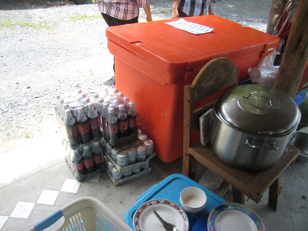 

น้ำดำ...น้ำเมา.......น้ำเปล่า....เรามี..มาบริการ...ตลอดงาน....ไม่มี...หมดครับ.....


ในโรงเก็