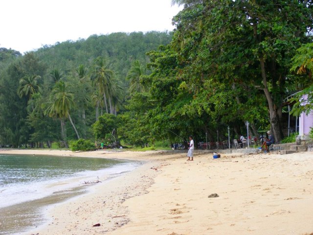 ที่หาดมีน้า ๆ ตกกันอยู่แค่ 2 คนเท่านั้นครับ

