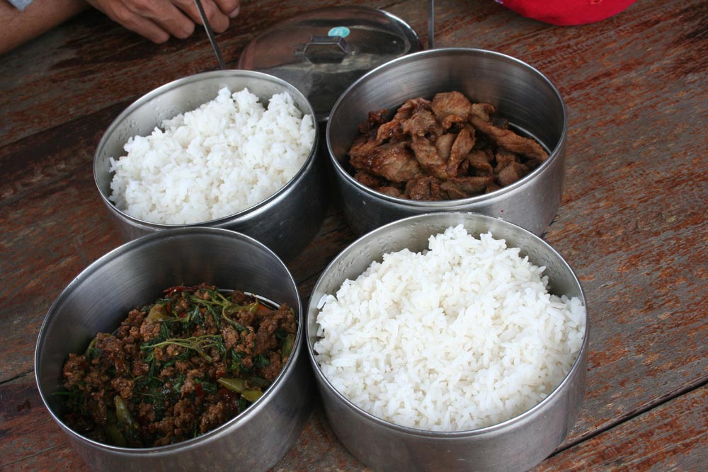 ข้าวเที่ยง.......ใส่ปิ่นโตด้วย..... :laughing: :laughing: :laughing: