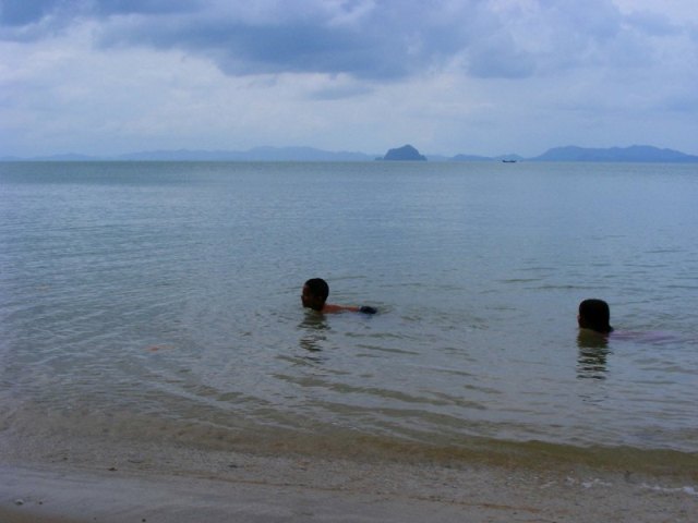อุ๊ย ๆ นึกว่าปลาที่ไหน  เด็ก ๆ เล่นน้ำกันสนุกสนาน
เห็นแล้วอยากแก้ผ้าลงไปเล่นบ้างจัง  555 ปลาไม่กินเ
