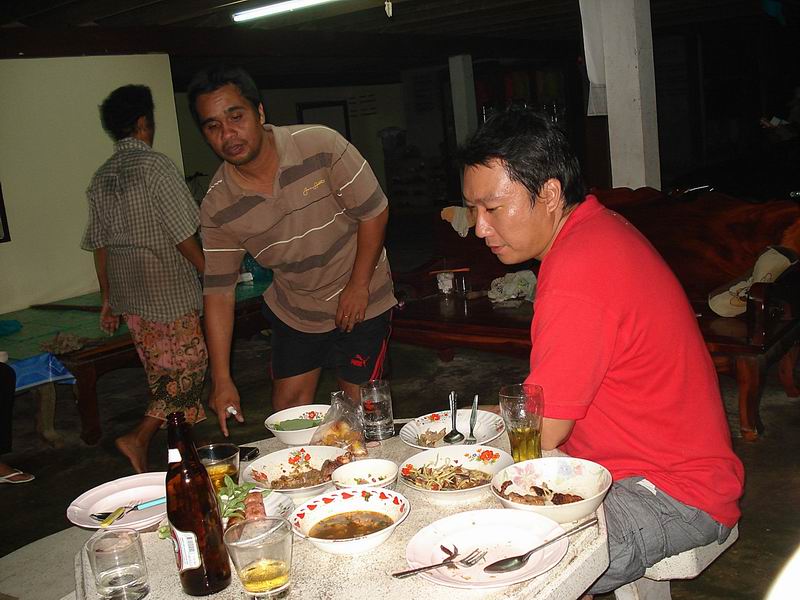

.... :smile:.....2 คนนั้นรอกินอยู่เลย.... :laughing: :laughing:.....