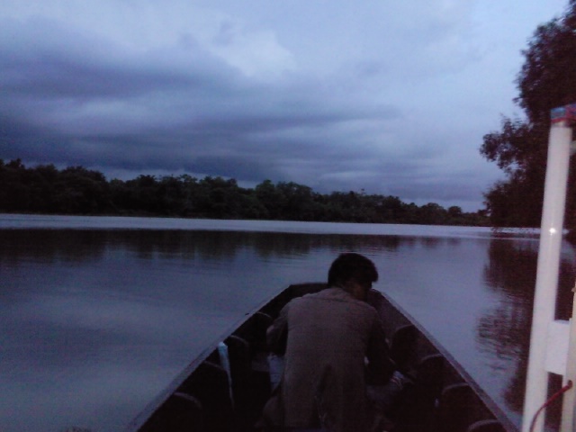 ขับเรือด้วย ถ่ายรูปด้วย  มือถืออีกตะหาก เด๋วก้อได้วิ่งเข้ากอไม้จนได้ 
ไกล้มืดแล้วต้องรีบทำเวลา ให้ท