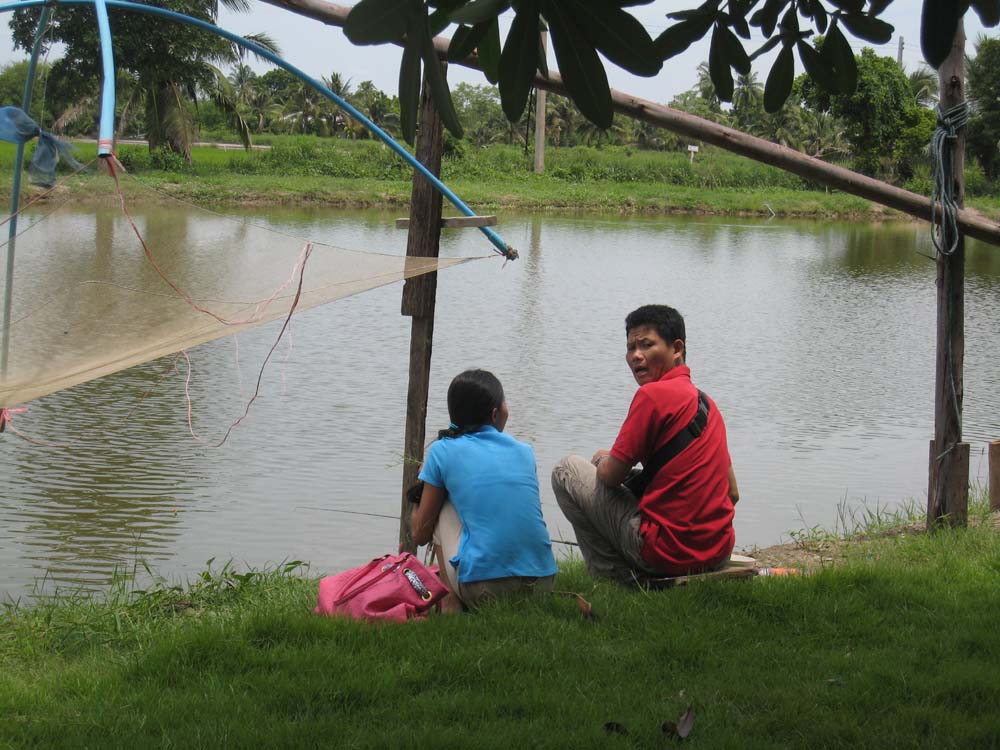 
น้า..หม่อง...กับ...ผบ.....มานั่ง..หลิว...อยู
