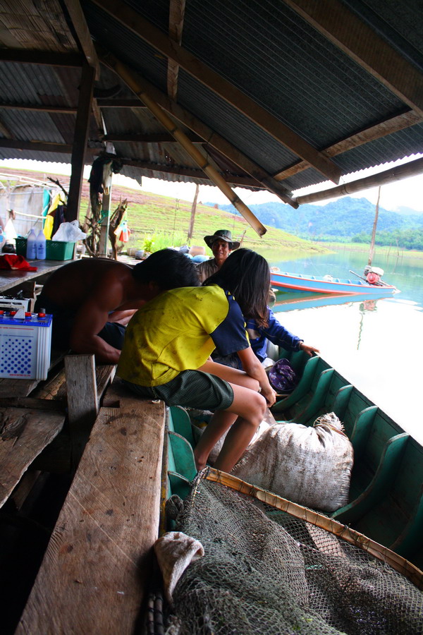 เรือชาวบ้านแถวนั้นแวะเข้ามาทักกัน