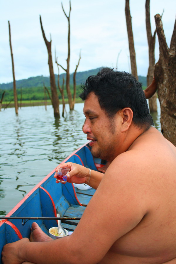 ให้ตกปลาดันมานั่งกินเบนซิน :laughing: :laughing: