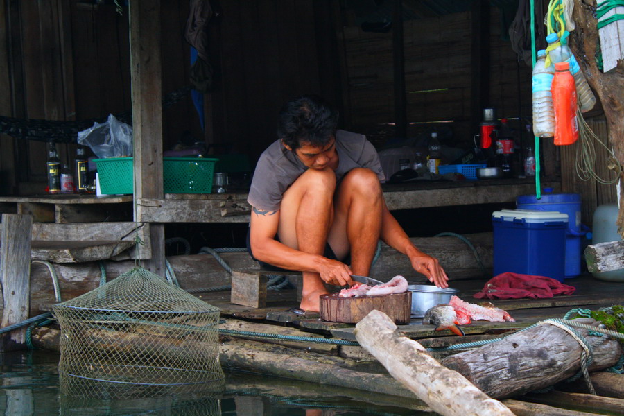 พี่อ้วนกำลังทำทอดมันปลากระสูบให้กิน :grin: :grin: :grin: :grin: