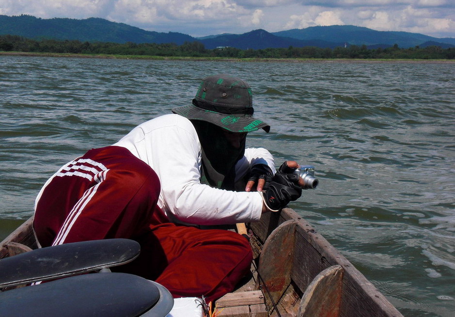 ระหว่างที่ไต๋โอ๋  กำลังเล็งเหลี่ยมจอดเรือ หาหมายที่มี  "ปลาขึ้นจิบ..."  ท่ามกลางคลื่นลมแรงกลางอ่าง