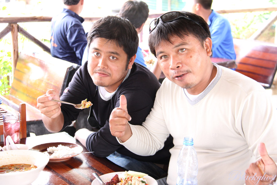 




น้าหนุ่ม กับน้องเบิดการ์รันตี ครับ อาหารอร่อย  บอก สุโค่ยครับ  เหมือนแจ๋วพาชิมเลยครับ  :la