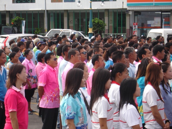 ร้องเพลงถวายพระพร ร่วมกัน