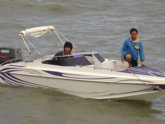 เอาเรือเร็ว มาจับเชือกเอาไปผูกเรือ