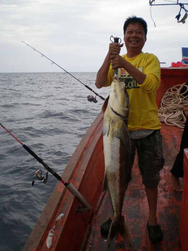 แล้วก็โดนสอยขึ้นมาบนเรือ  :grin: