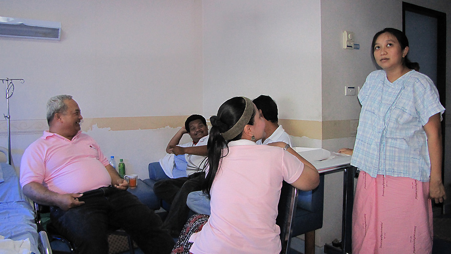
    ครบ องค์ประชุม เริ่มดูแลหลานกันเลย...... :grin: