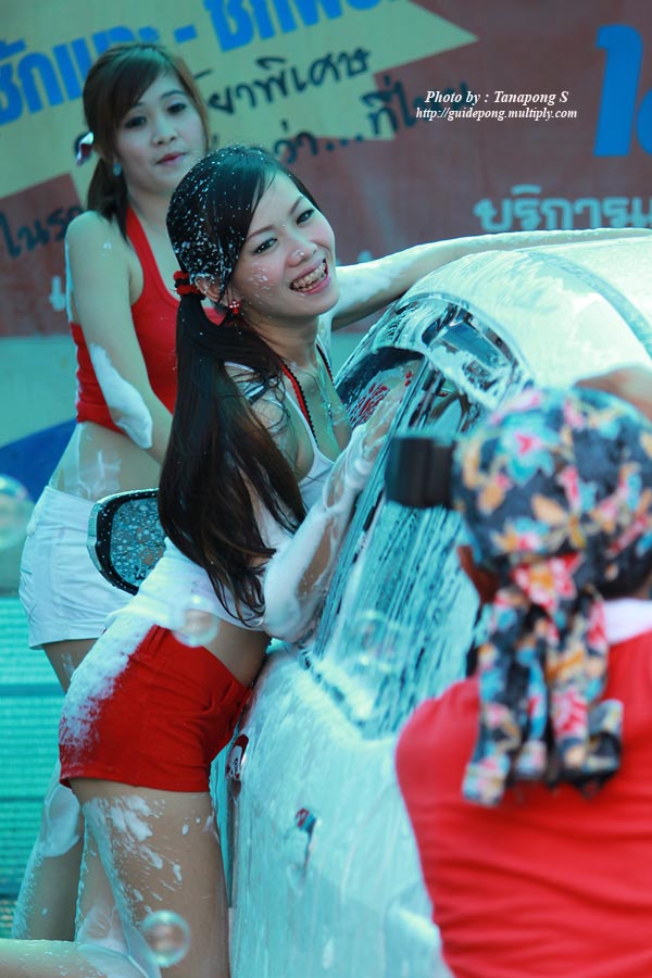 ตาเสื้อแดงคนนี้แย่ง ผมถ่ายตลอดเลยอ่ะ  :laughing: