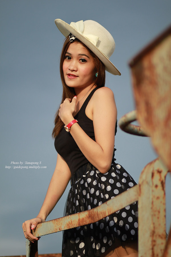 ตอนเย็นๆ ยังพอมีแสงอยู่บ้าง

ย้ายกันมาถ่ายแถวริมทางรถไฟ  :blush: