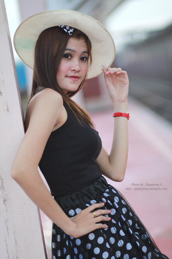 ยืนคอยใครอ่ะ  :laughing: