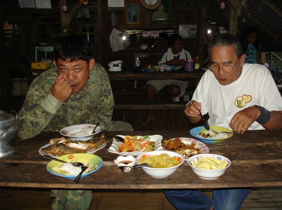มื้อเย็นวันนี้คับ  สองพ่อลูกเล่นกั