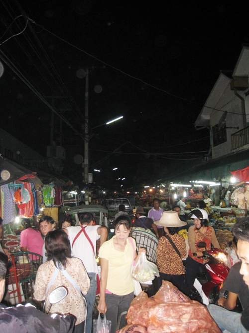 จารจรเริ่มติดขัดในซอยเล็กของตลาดยามเช้า ประมาณตีสี่นะครับ