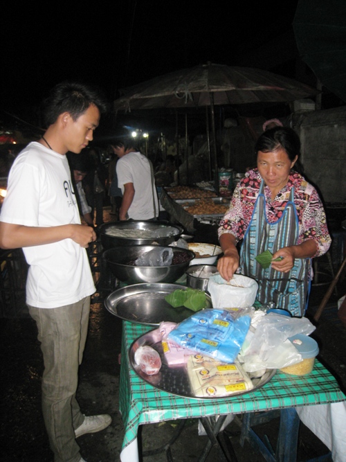 น้องชายแวะซื้อข้าวมันก่อน