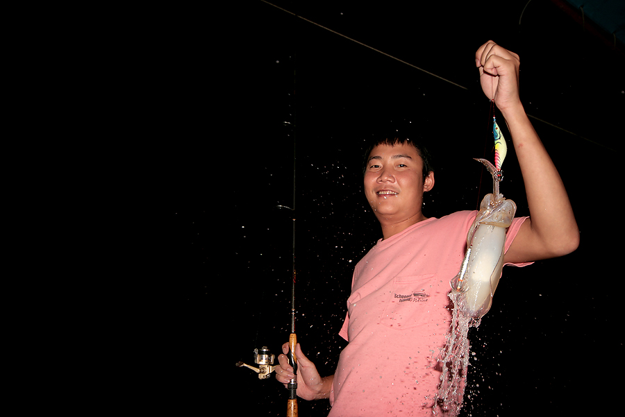
 [b]  หมึกหอม   ตัวเดียวในค่ำคืนนี้

  ฝ