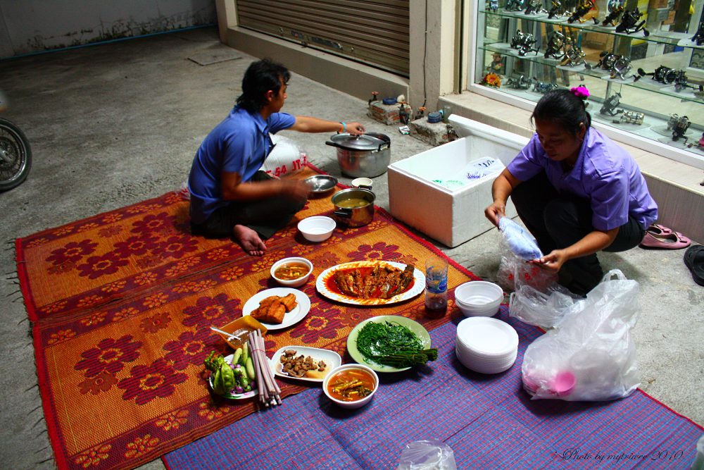 เริ่มเอากับข้าวมาตั่ง :grin: