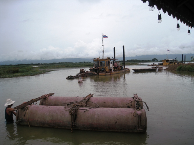 เรือที่ใช้ขุดดินเพื่อมาสร้างวัดกลางน้ำ