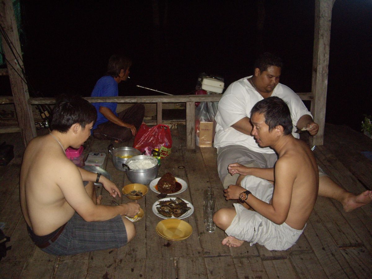 อาหารเหลา...................
 
ปลาราดพริกหนึ่งตัว...........................

ปลาสลิดทอด........