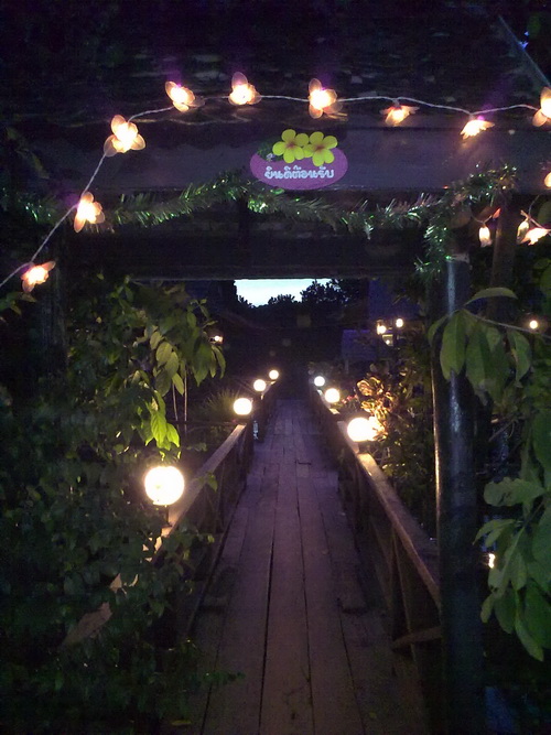 ร้านอาหารแนะนำเย็นนี้
ร้านสามกั๊กทะเลน้อย
บรรยากาศดีค่ะ