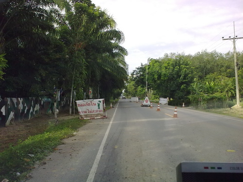 ออกเดินทางกันต่อ  ด้านข้างไม่รุ้ว่าเป็นด่านหรือค่ายทหาร :grin: :grin: