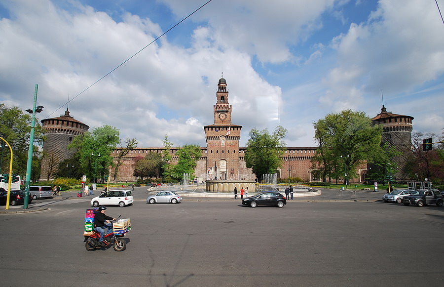     Sforzesco Castle (ปราสาท สฟอร์เชสโก) คือปราสาทมหาวิหารที่ตั้งอยู่ในมิลานมีชื่อเสียงมาก สร้างขึ้น