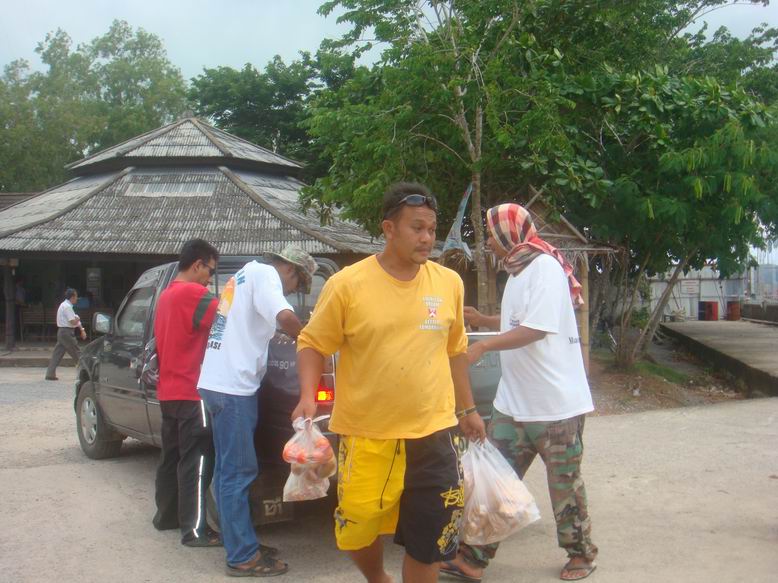 ถึงท่าเรือ ก็ขนของลงเรือเลยครับ....
เสื้อเหลือง  น้องเอส จาก สถานีอนามัยคูหาใต้  อ.รัตภูมิ  สงขลา  