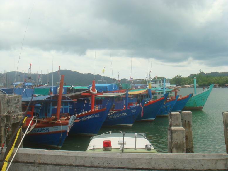 บรรยากาศที่ท่าเรือ....ปากบารา  อ.ละงู  สตูล.....เรือส่วนใหญ่  จอดครับ.....

แหงนดูท้องฟ้า...ต้องทำ