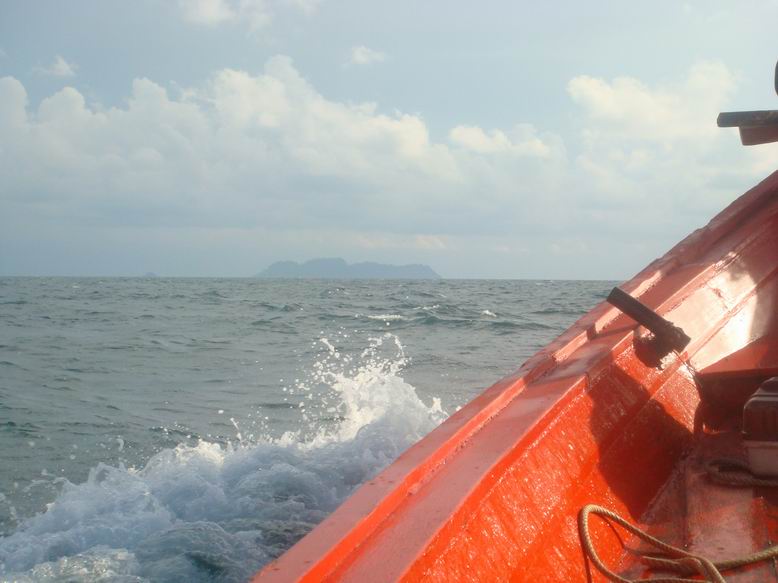 คลื่นซัด  บนเรือเปียกหมด...ต้องไปหลบกันในเก๋งเรือ...ข้างหน้านั่งไม่ได้ครับ  ยังกะขี่ม้า...