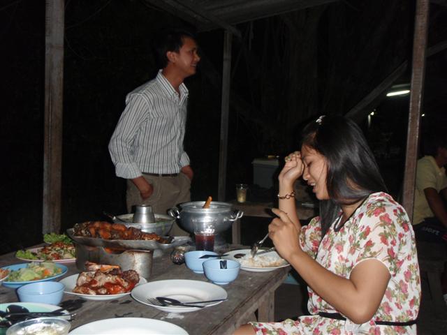 แต่ยัยติ๊กก็ไม่สน..ยังวุ่นอยู่กับการกินอย่างเดียวเลย..ดูดิ..น้าเจี๊ยบอิ่มแล้วแต่ยัยติ๊กยังกินต่อ... 