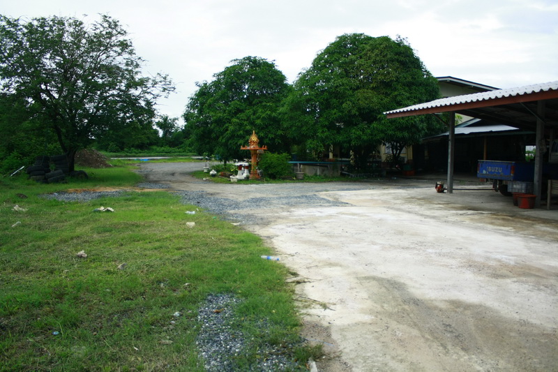 ข้ามสะพานไปแล้วมองทางซ้ายจะเห็นบ้านคุณหนุ่ม เข้าไปจอดรถในนี้ได้เลยครับ จอดได้ 100 คัน แล้วเดินไปบ่อไ
